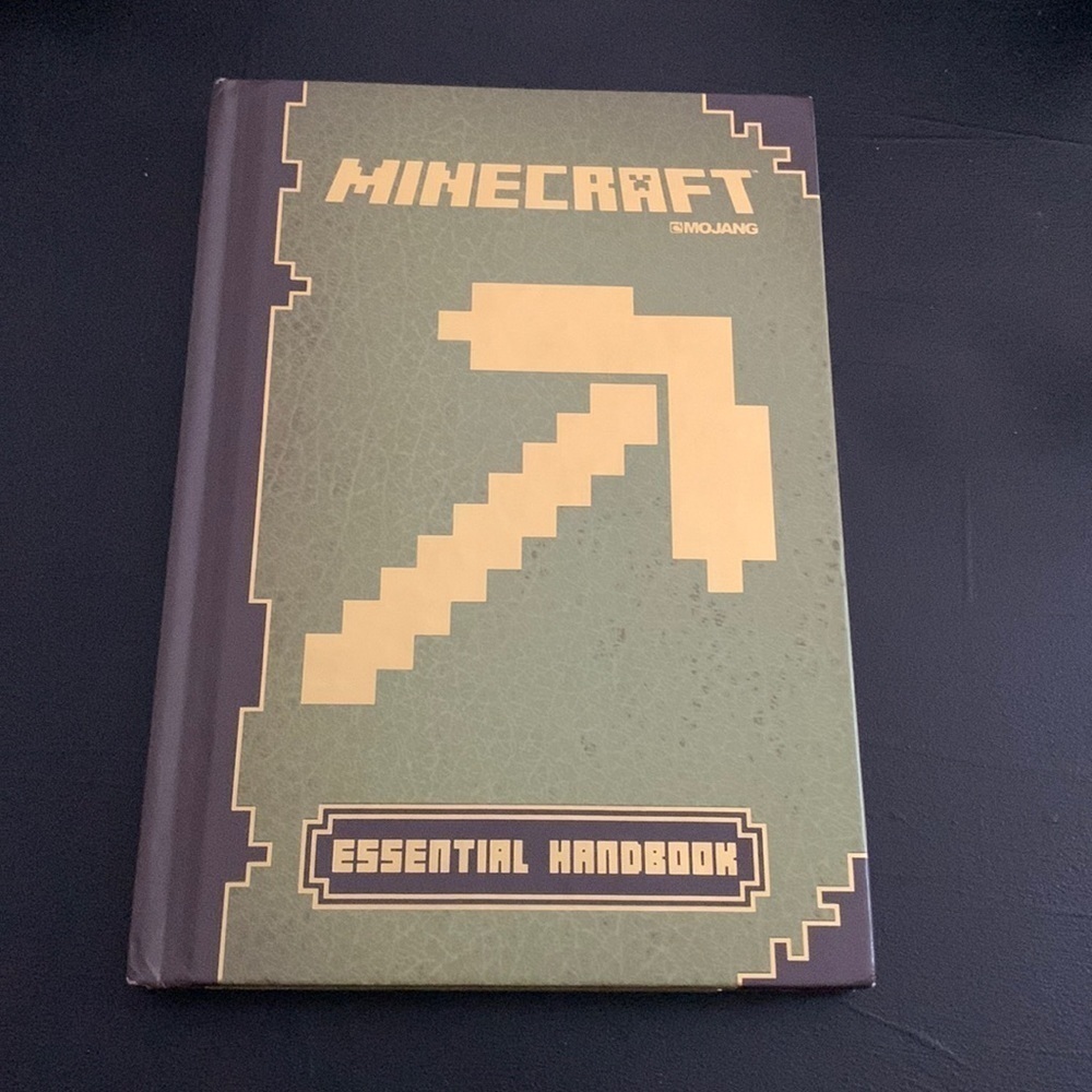 Minecraft Essential Handbook, hardback